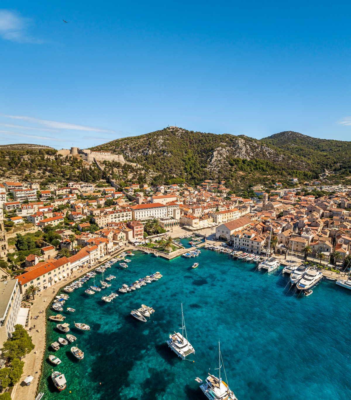 Chorwacja Wymarzony odpoczynek przez cały rok. Chorwację można poznawać na wiele sposobów: żeglować między wyspami rozsianymi po Adriatyku, odkrywać uroki średniowiecznych miasteczek, wędrować wśród szczytów i jezior Gór Dynarskich.