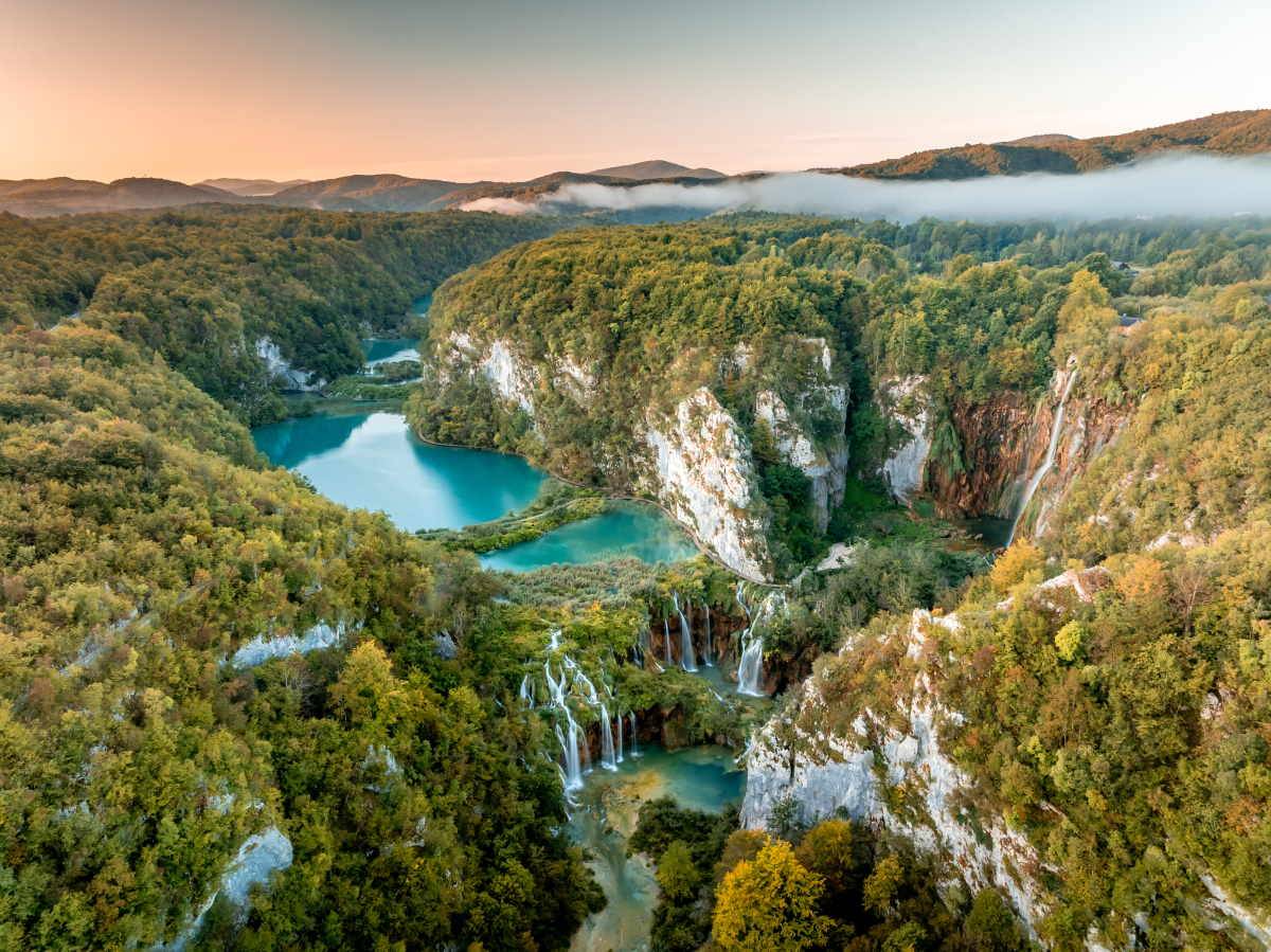 Chorwacja: Wymarzony odpoczynek przez cały rok. Chorwację można poznawać na wiele sposobów: żeglować między wyspami, odkrywać uroki średniowiecznych miasteczek, wędrować wśród szczytów i jezior. Park Narodowy Plitwickie.