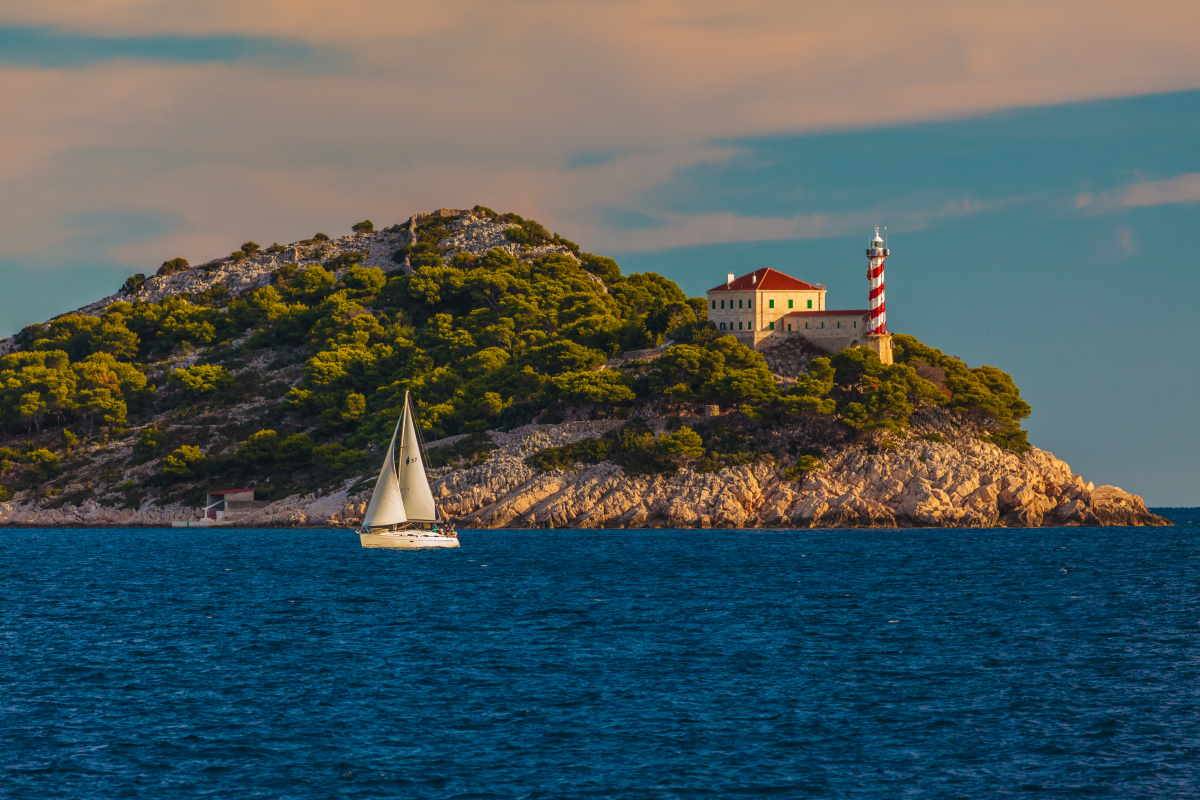 Chorwacja: Wymarzony odpoczynek przez cały rok. Chorwację można poznawać na wiele sposobów: żeglować między wyspami, odkrywać uroki średniowiecznych miasteczek, wędrować wśród szczytów i jezior. Latarnia morska Tajer, wysepka Sestrica Vela.