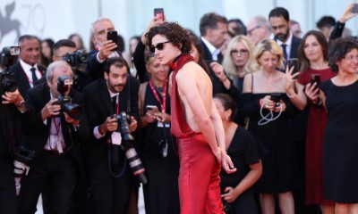 Timothée Chalamet w czerwonym total looku z odkrytymi plecami