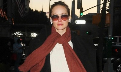 Sposób Jennifer Lawrence na modny look zimą? Szerokie spodnie i balerinki do wełnianych skarpet