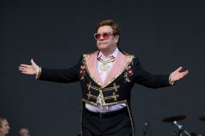 Elton John organizuje koncert charytatywny