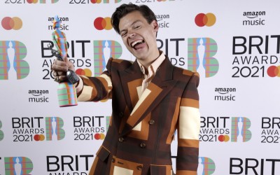 Inspirująca stylizacja: Harry Styles na gali Brit Awards 2021 