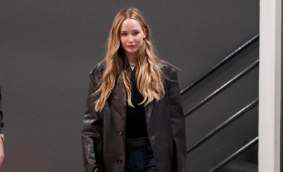 Jennifer Lawrence najmodniejsze jeansy na wiosnę 2024 łączy z kozakami