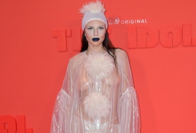Julia Fox w Cannes: Kontrowersyjne stylizacje i zabawa modą