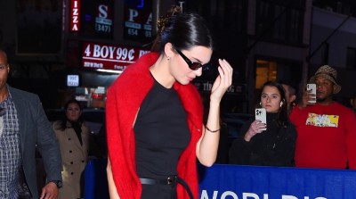 Kendall Jenner udowadnia, że czerwony akcent to najlepszy trik stylizacyjny w tym sezonie