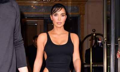 Kim Kardashian w odważnej kreacji odkrywającej bieliznę na weselu