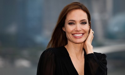 Lotniskowy styl Angeliny Jolie to lekcja wygody i elegancji. Baletki są jego podstawą