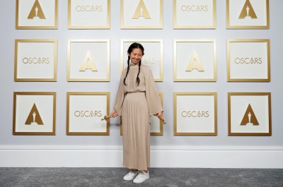 Oscary 2021: Chloé Zhao na czerwonym dywanie 