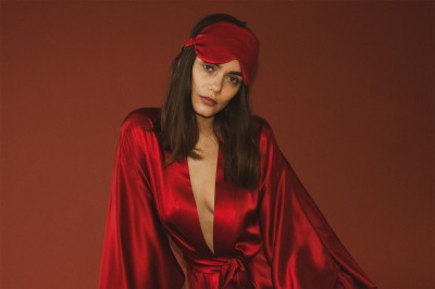 Premierowo na Vogue.pl: Kampania Red Lounge marki Moye