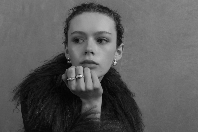Premierowo na Vogue.pl: Kolekcja biżuterii „First love letter” marki Rosenblaum