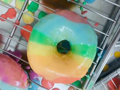 Tęczowe pączki od MOD Donuts  na rzecz KPH powracają