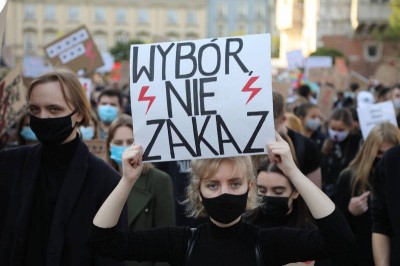 Transparenty ze Strajku Kobiet w Muzeum Gdańska