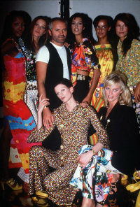 Kirsten McMenamy, Eva Herzigova, Naomi Campbell, Carla Bruni i Gianni Versace podczas pokazu kolekcji Versace z 1992 roku, (Fot. East News)