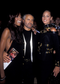 Naomi Campbell, Gianni Versace i Christy Turlington, wrzesień, 1992 rok, (Fot. Getty Images)