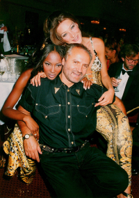 Naomi Campbell, Gianni Versace i Carla Bruni, marzec 1992 rok, (Fot. Getty Images)