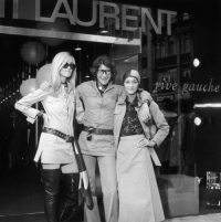 Yves Saint-Laurent, Betty Catroux (po lewej) i Loulou de la Falaise, przed butikiem Rive Gauche, 1969 rok, Fot. Getty Images