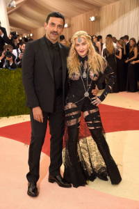 Riccardo Tisci i Madonna podczas MET Gali w 2016 roku, Fot. Kevin Mazur, Getty Images