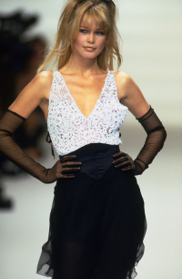 Claudia Schiffer w pokazie kolekcji Chanel haute couture wiosna-lato 1994 , Fot. Getty Images