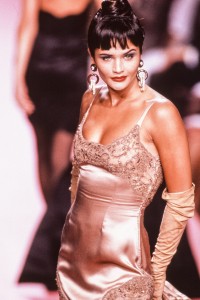 Helena Christensen na pokazie Valentino Haute Couture jesień-zima 1991-1992, Fot. Getty Images