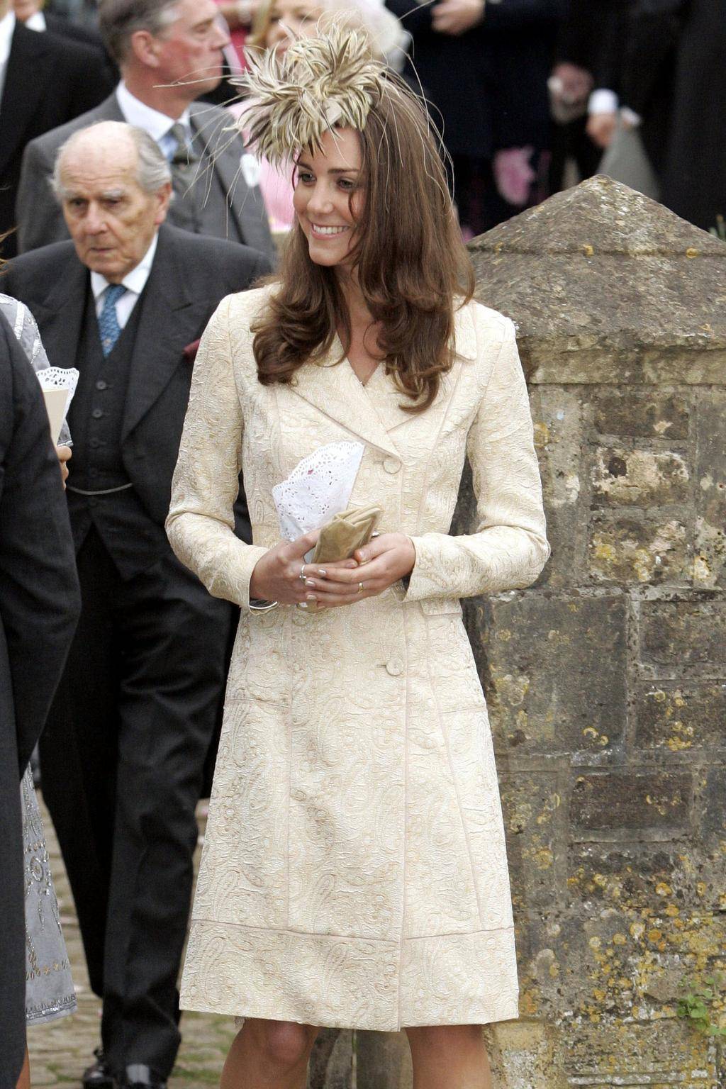 Kate Middleton na ślubie Laury Parker Bowles i Harry’ego Lopesa w kościele św. Cyriaka w Lacock w hrabstwie Wiltshire, 6 maja 2006 roku.