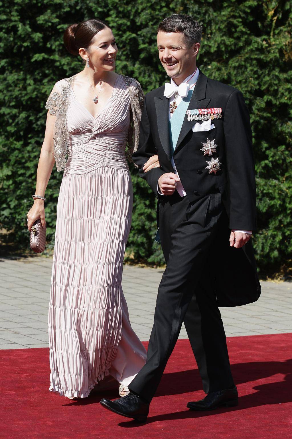 Maria, księżna koronna Danii, i Fryderyk, książę koronny Danii, na ślubie księżnej Nathalie zu Sayn-Wittgenstein-Berleburg i Alexandra Johannsmanna w kościele ewangelickim w Bad Berleburgu w Niemczech, 18 czerwca 2011 roku.