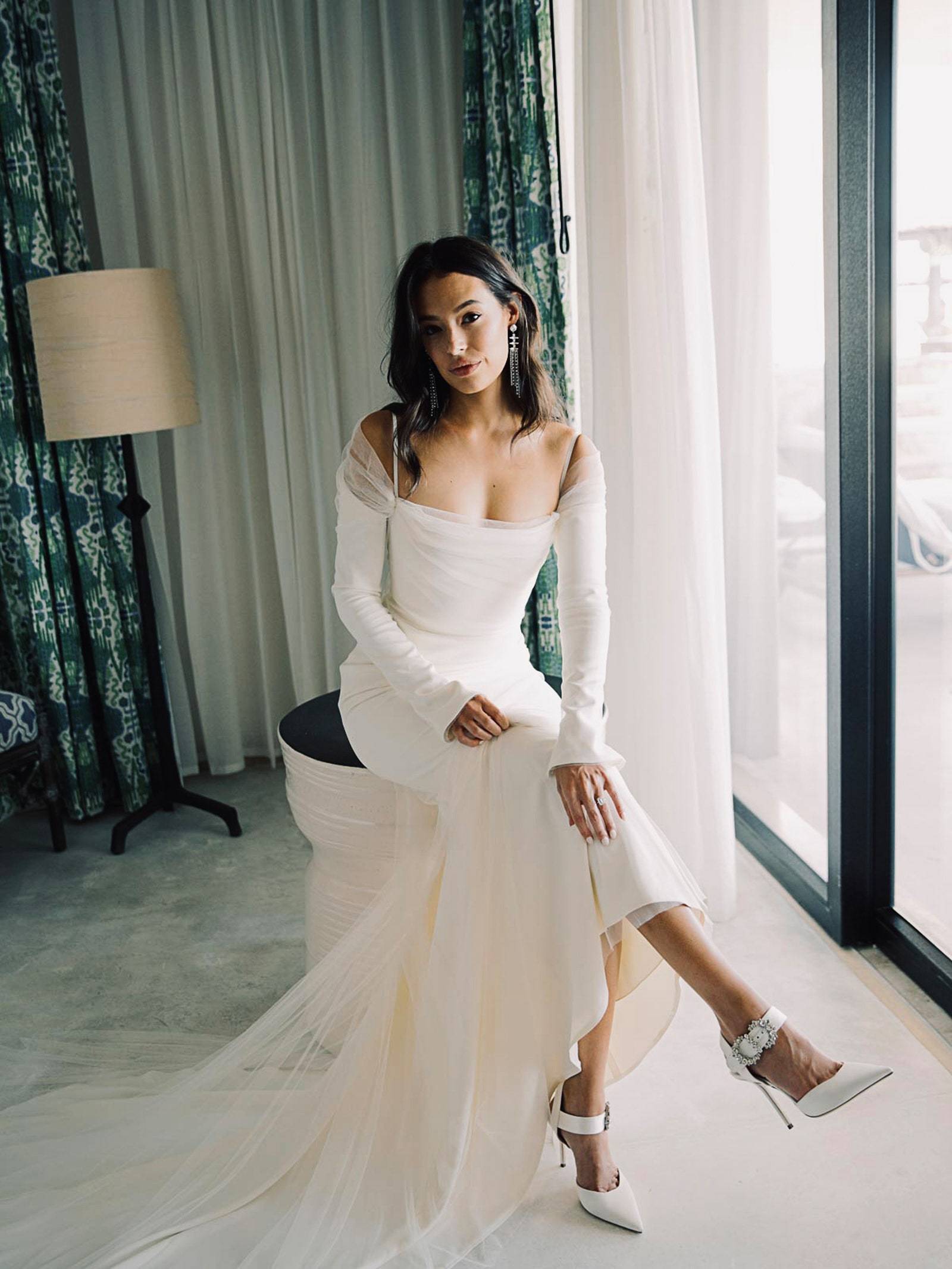 Chloe w swoim apartamencie przed ceremonią, ubrana w suknię Danielle Frankel i buty Jimmy’ego Choo, z kolczykami Jennifer Behr oraz pierścionkiem zaręczynowym XIV Karats.