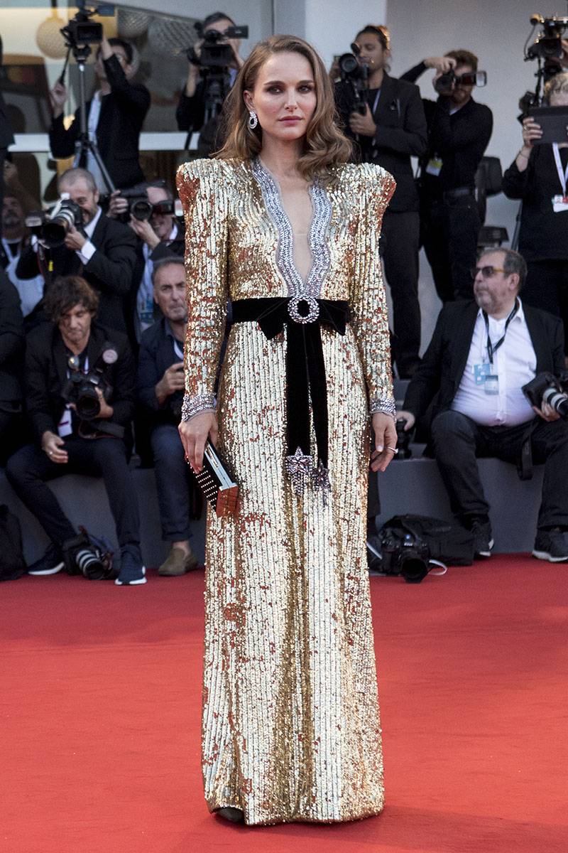 Na premierze „Vox Lux” na festiwalu w Wenecji w 2018 roku; złota ceki-nowa sukienka Gucci 