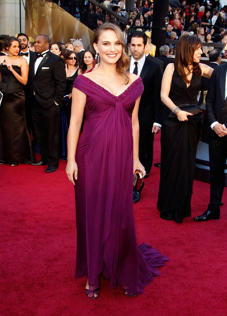 Na gali rozdania Oscarów w 2011 roku; fioletowa suknia Rodarte
