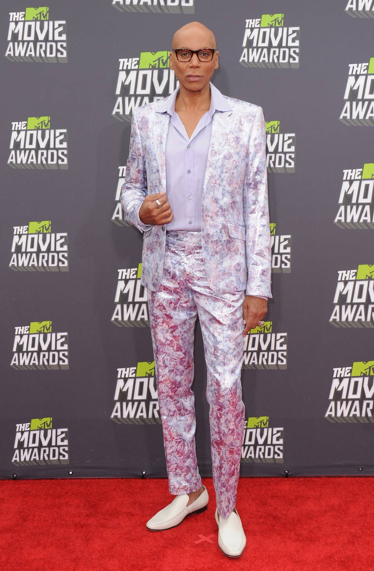 RuPaul w 2013 roku na MTV Movie Awards w liliowym garniturze
