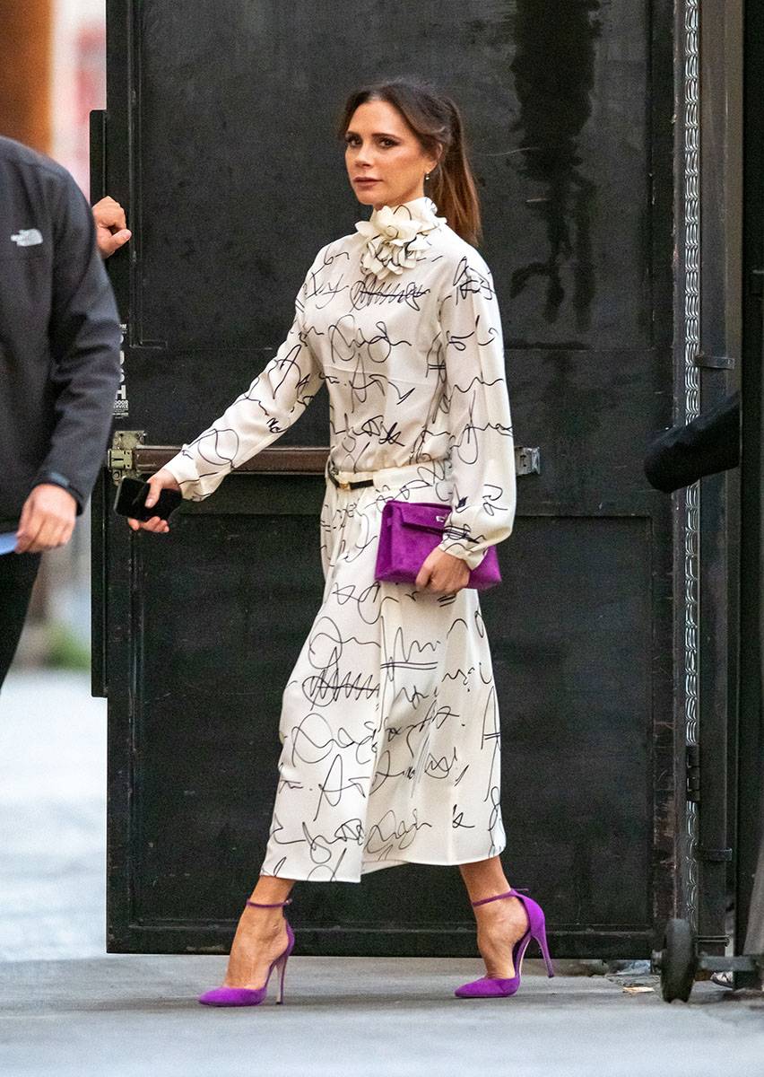 Listopad 2019  W fioletowych sandałach (jej własnej marki), gdy wystąpiła w programie „Jimmy Kimmel Live!”.