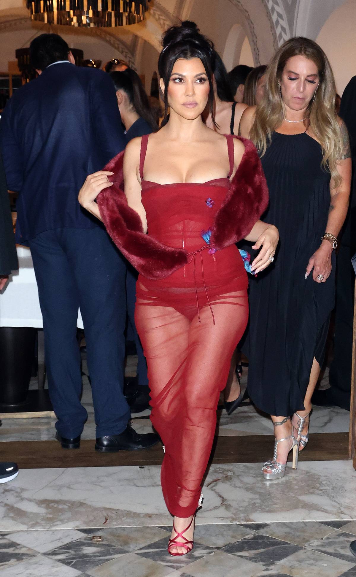 Kourtney Kardashian w transparentnej maksi w Portofino