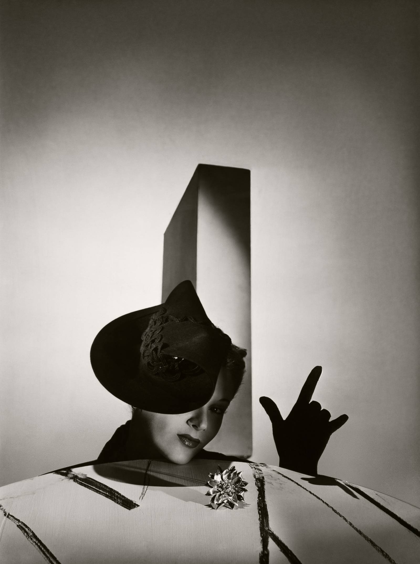 „I Love You”, Lisa Fossangrives w kapeluszu Balenciaga i biżuterii Boucheron, Paryż, 1938