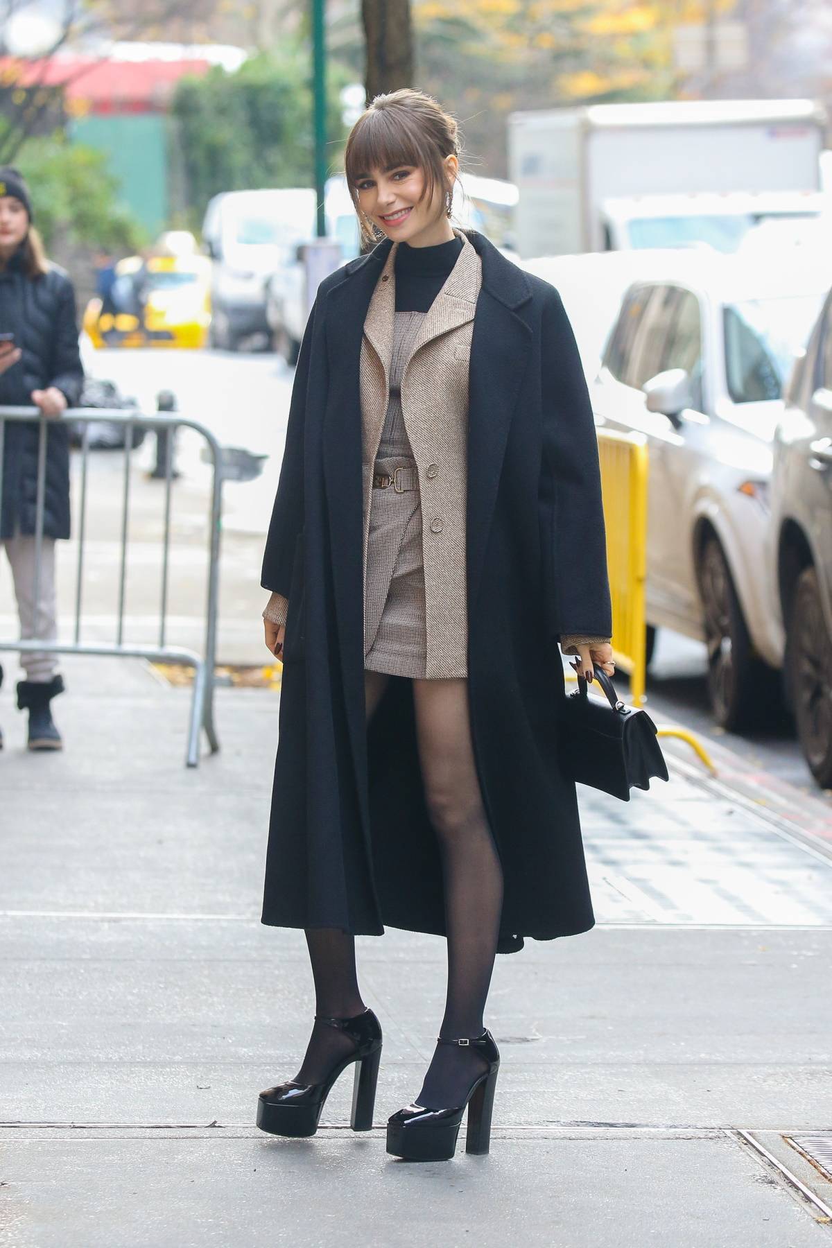 Lily Collins w wełnianym żakiecie i sukience Fendi w Nowym Jorku, grudzień 2022