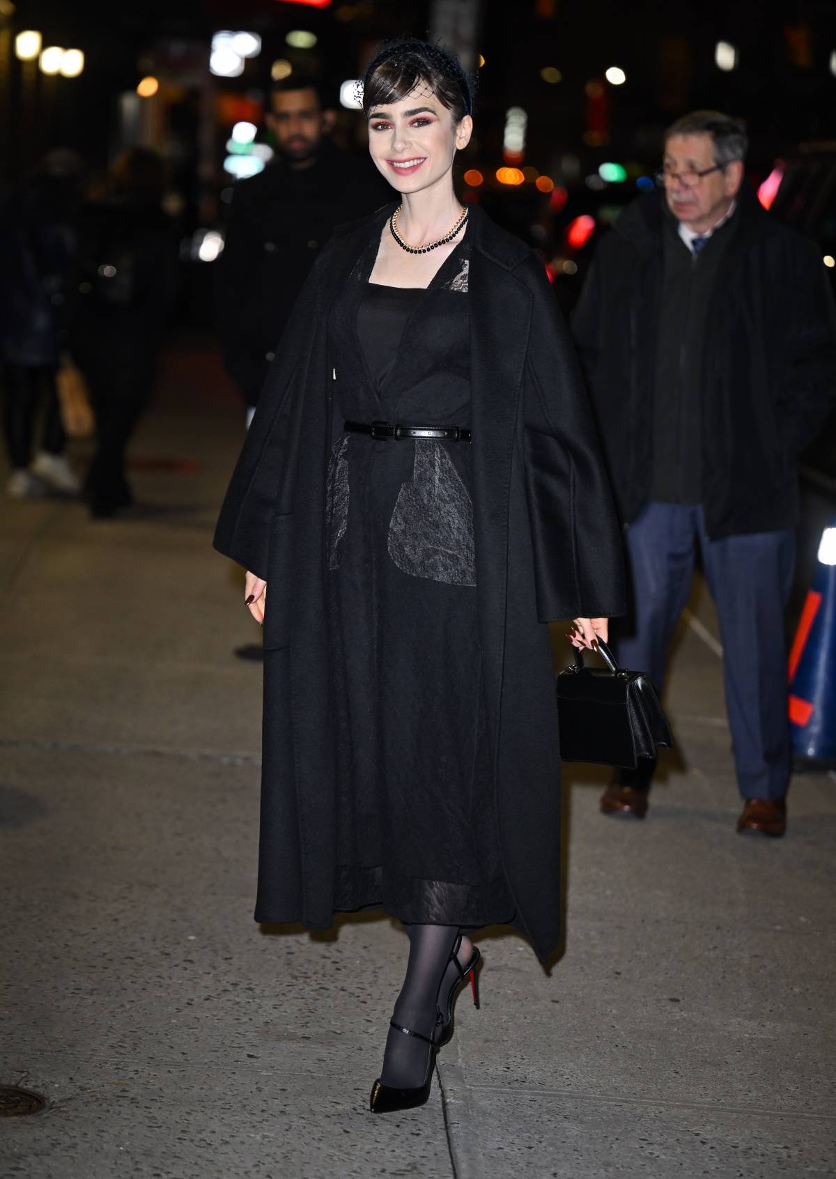Lily Collins w czarnej sukni Diora z wizytą w „The Late Show With Stephen Colbert”, grudzień 2022