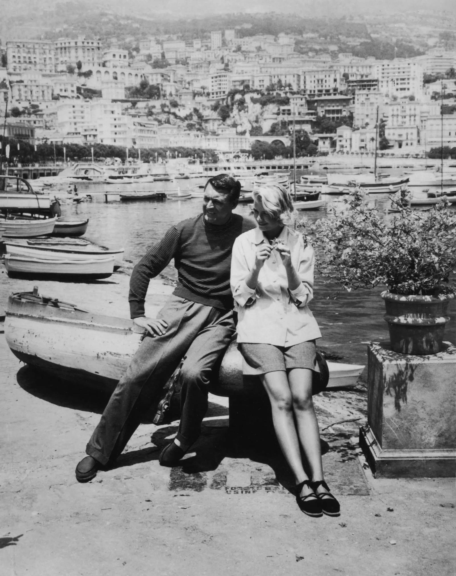 Cary Grant i Grace Kelly na planie filmu „Złodziej w hotelu” w Cannes w 1955 roku