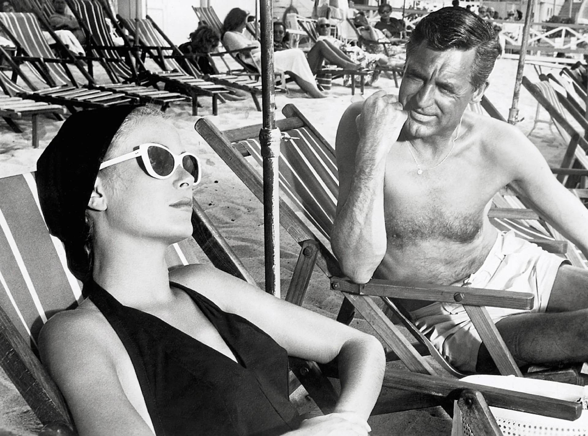 Cary Grant i Grace Kelly w filmie „Złodziej w hotelu” na plaży w Cannes w 1955 roku