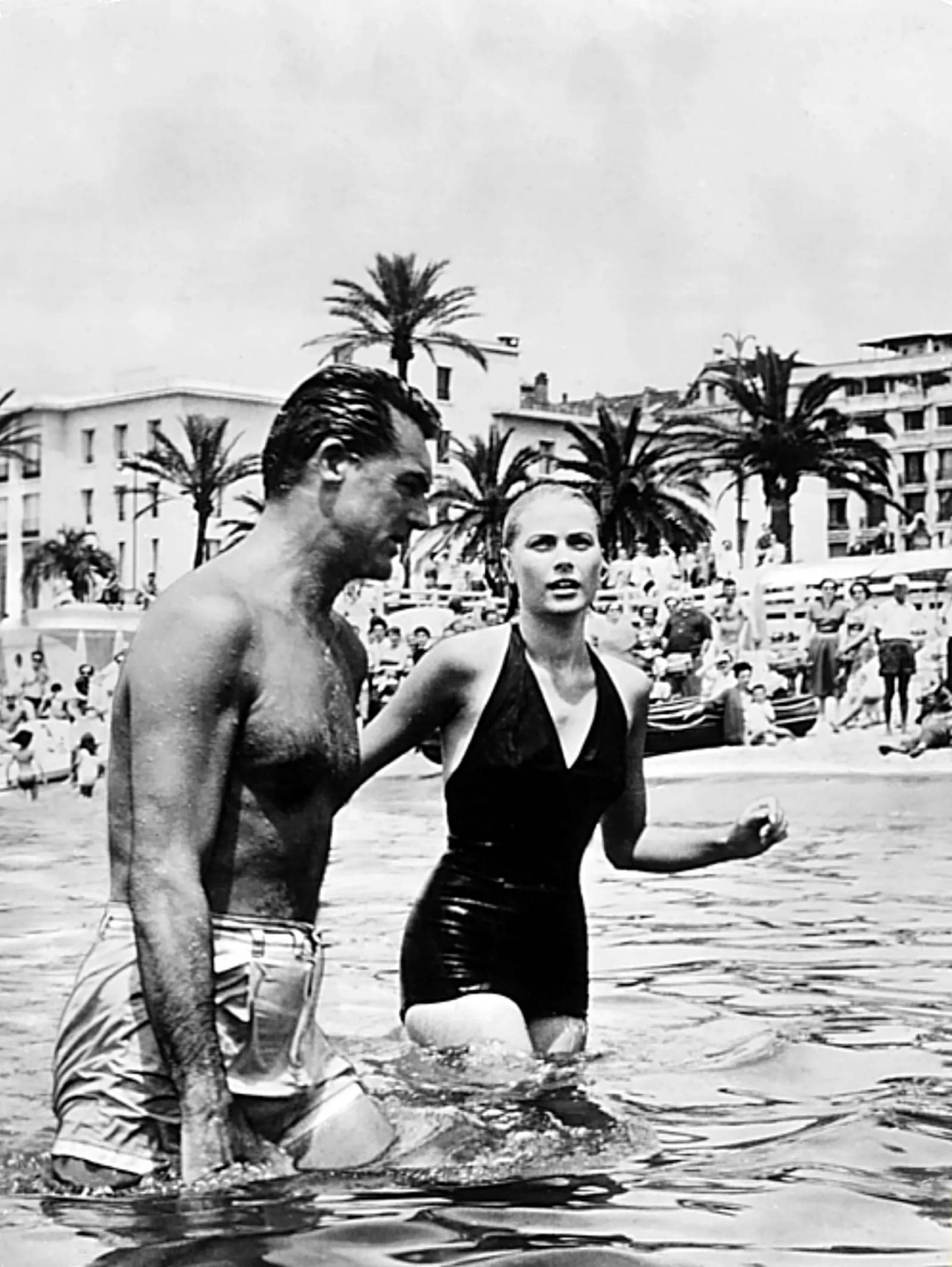 Cary Grant i Grace Kelly w filmie „Złodziej w hotelu” na plaży w Cannes w 1955 roku 