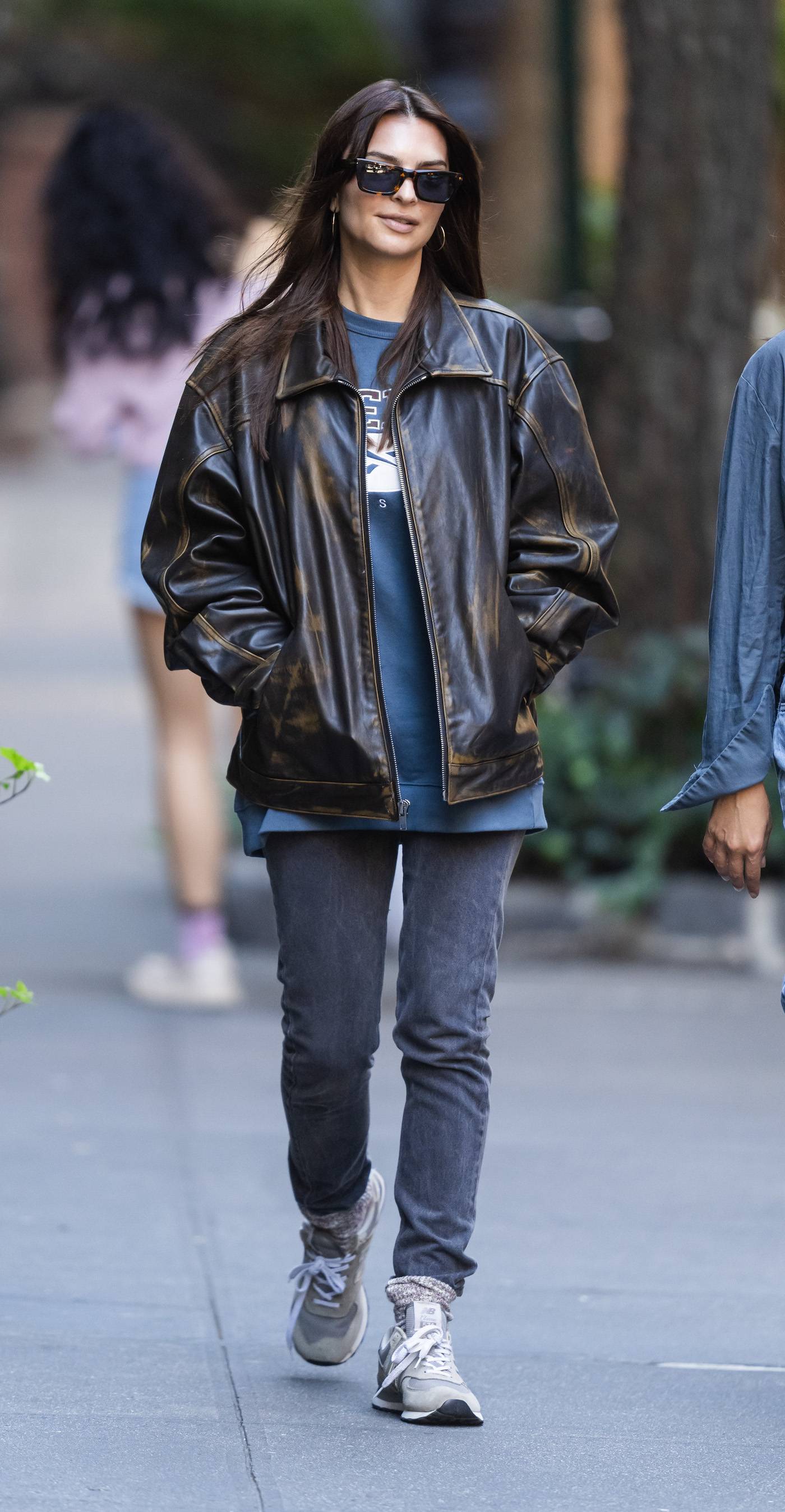 Emily Ratajkowski sneakersy markki New Balance równie chętnie łączy z modnymi szarymi jeansami (Fot. Getty Images / Gotham)