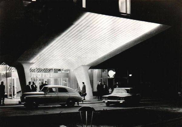 Neony pod zadaszeniem wejścia do hotelu Merkury w Poznaniu, który został otwarty w czerwcu 1964 roku.