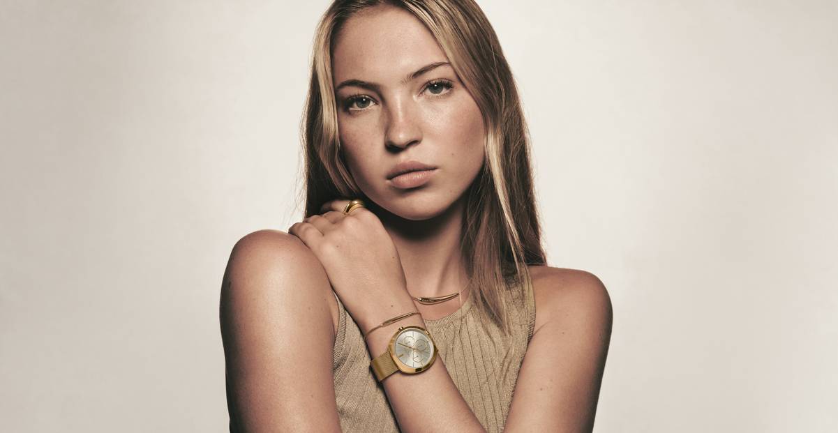 Lila Moss wystąpiła w kampanii zegarków i biżuterii marki Calvin Klein na sezon jesień-zima 2023 (Fot. materiały prasowe)