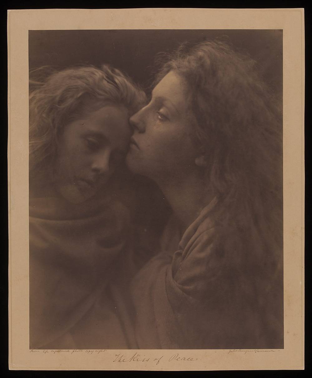 Julia Margaret Cameron, Kiss of Peace [Baiser de Paix], 1869 Tirage albuminé, © The Royal Photographic Society Collection at the V&A, acquired with the generous assistance of the National Lottery Heritage Fund and Art Fund.