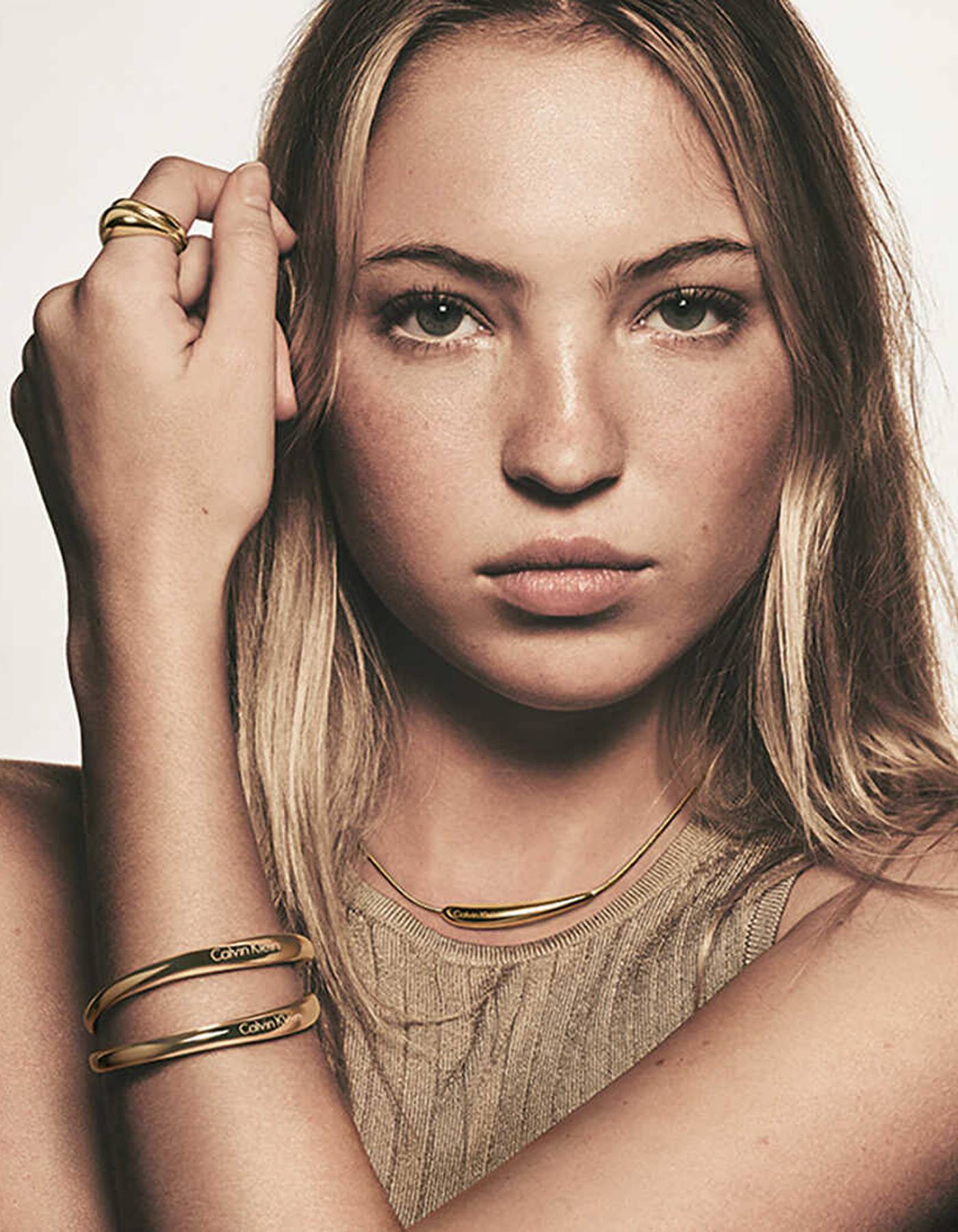 Lila Moss wystąpiła w kampanii zegarków i biżuterii marki Calvin Klein na sezon jesień-zima 2023 (Fot. materiały prasowe)