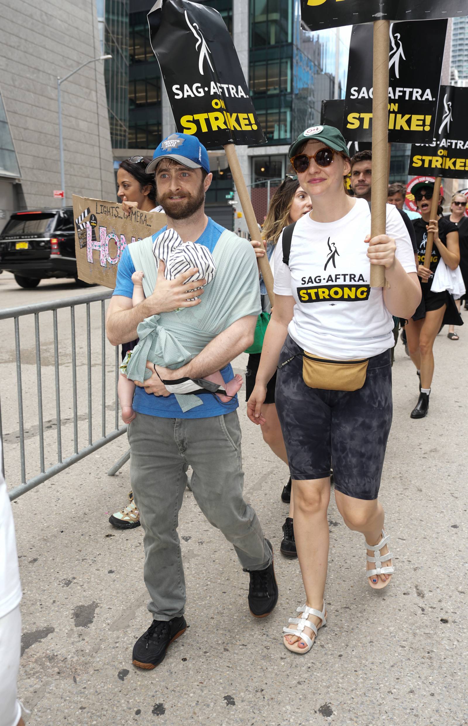 Erin Darke i Daniel Radcliffe z dzieckiem na strajku aktorów (Fot. Getty Images)