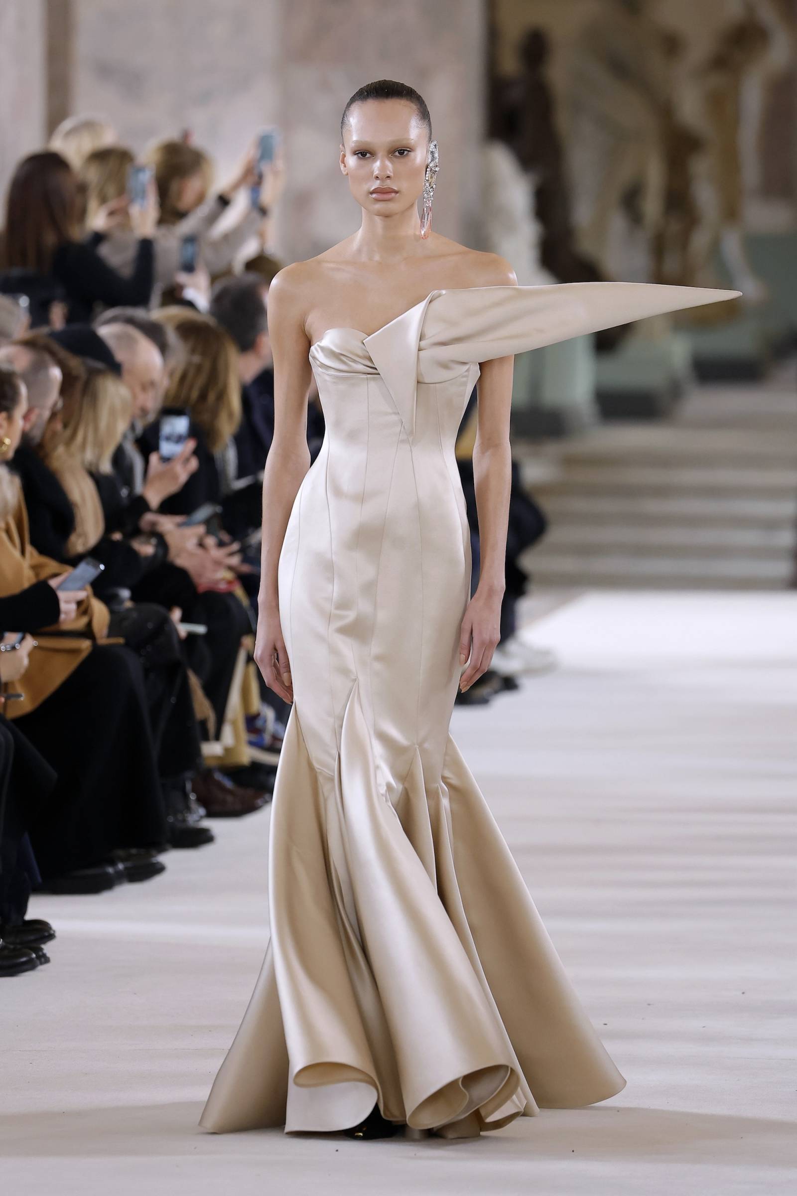 Kolekcja Schiaparelli haute couture wiosna-lato 2024 (Fot. Getty Images)