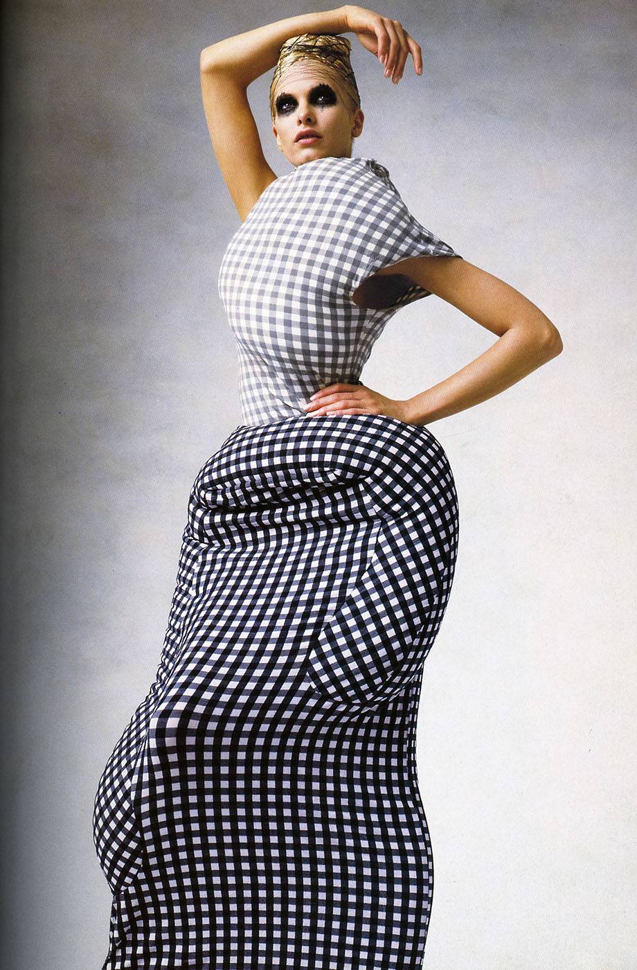 Comme des Garçons by Rei Kawakubo, Body Meets Dress, Dress Meets Body kolekcja wiosna-lato 1997 / (Fot. Irving Penn dla Vogue Paris, marzec 1997, modelka Christina Krusse, Condé Nast / The Irving Penn Foundation)