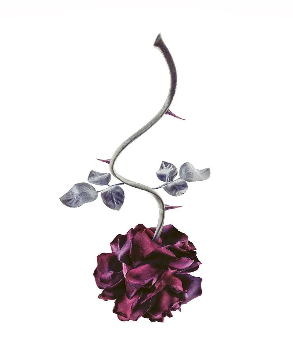 Nakrycie głowy „The Upside-Down Rose” projektu Philipa Treacy, wiosna-lato 2000 haute couture; Dzięki uprzejmości Philipa Treacy. Fot. © Nick Knight, 2024. Dzięki uprzejmości The Metropolitan Museum of Art. 