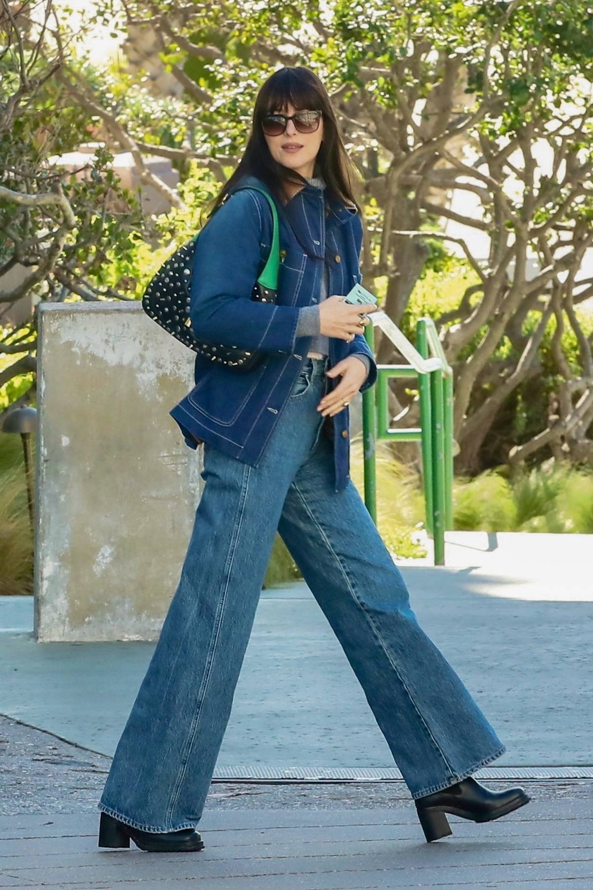 Dakota Johnson w Santa Monica (Fot. Backgrid/East News)