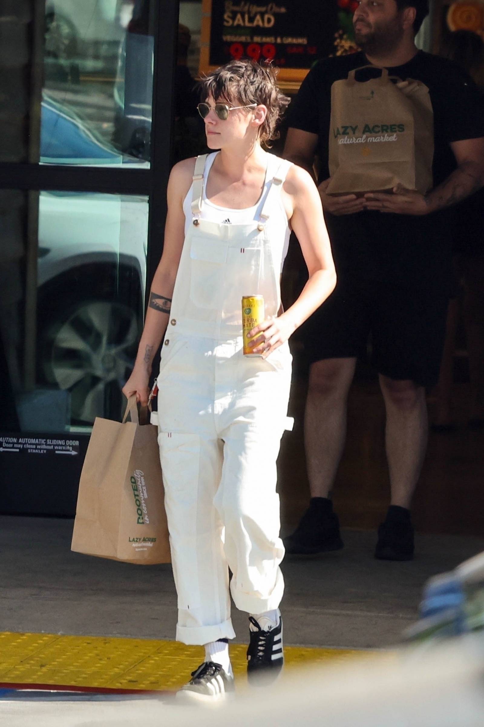 Kristen Stewart w stylizacji z ogrodniczkami i sneakersami adidas Gazelle (Fot. Backgrid/East News)