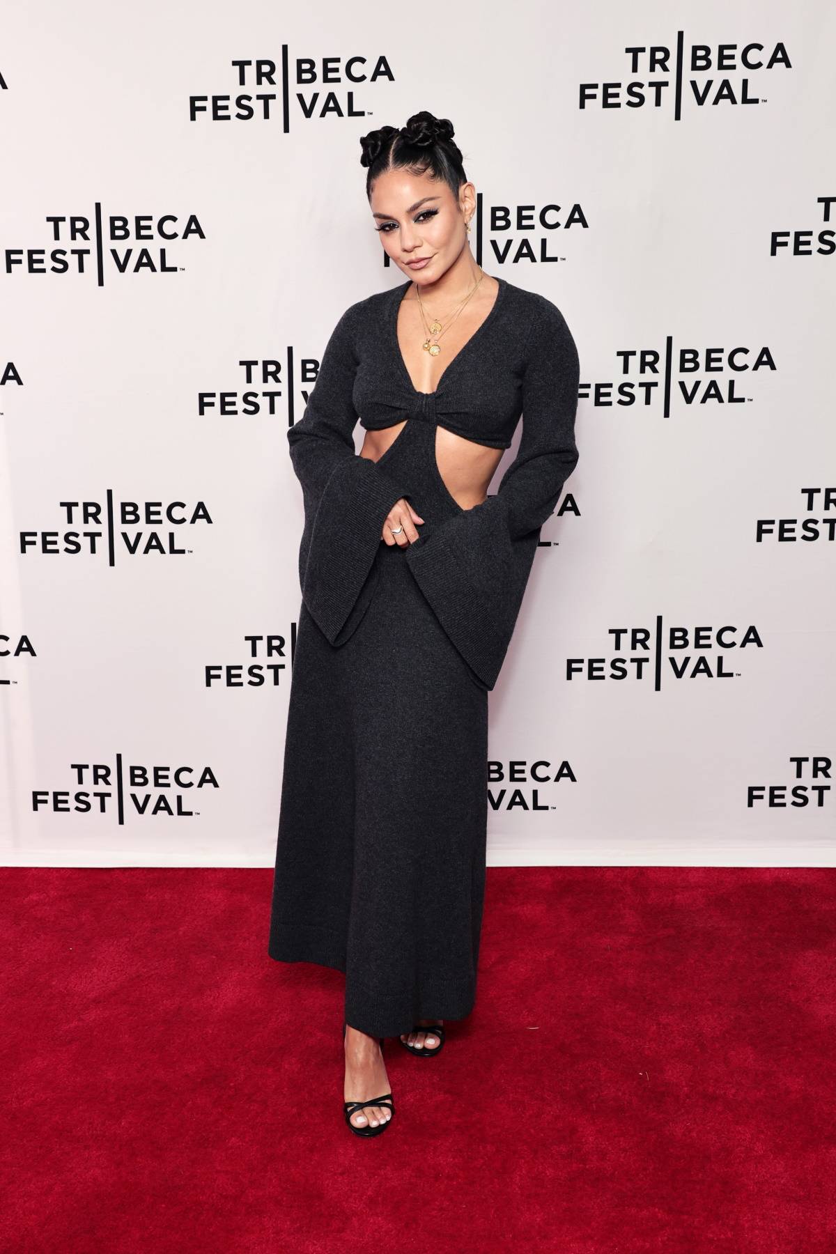 Tribeca Film Festival przyciąga najważniejsze gwiazdy branży filmowej. Oto, kto tym razem pojawił się na czerwonym dywanie, na początku festiwalu w Nowym Jorku.  Vanessa Hudgens na czerwonym dywanie. 